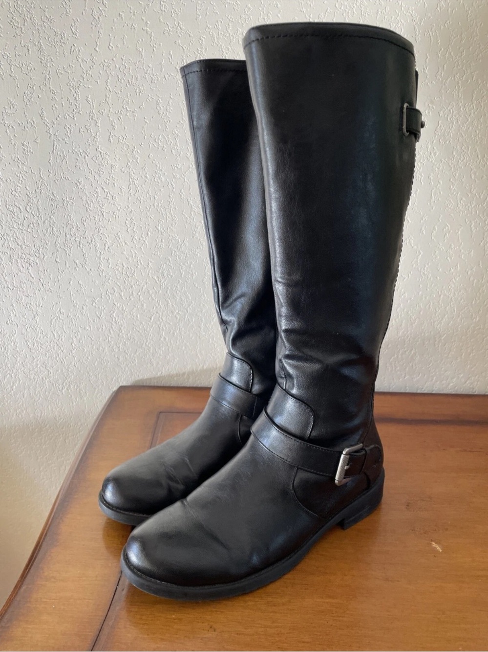 Yuu Catie Knee High Faux Leather Black Boots Buckle Sz 9.5M Side Zipper